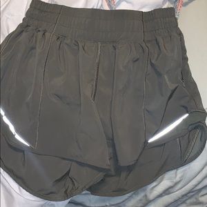 Lululemon gotta hot 4 inch tall